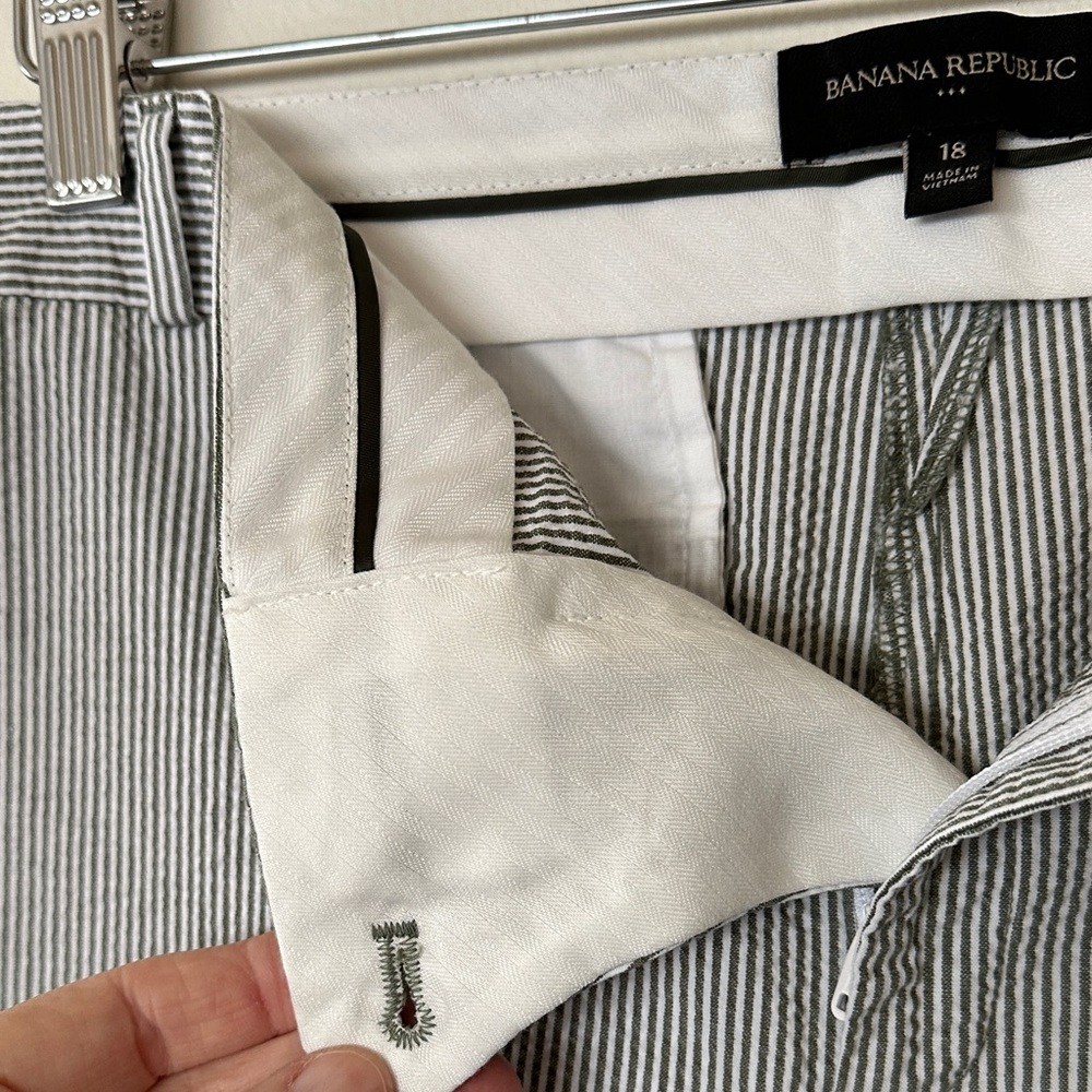 Banana Republic Women's Gray and White Seersucker Pinstriped Shorts. Size 18. - Picture 3 of 7